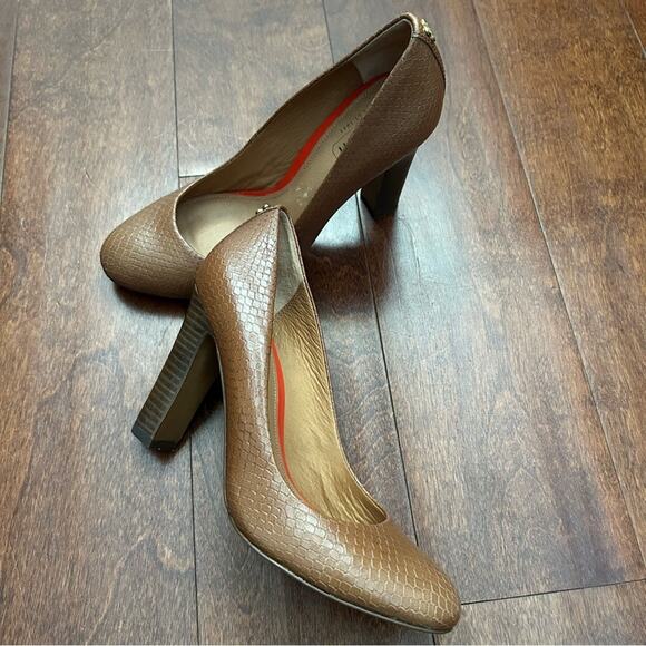 Coach Brown Snakeskin Textured Women's Pumps, Size 6 - Picture 2 of 16